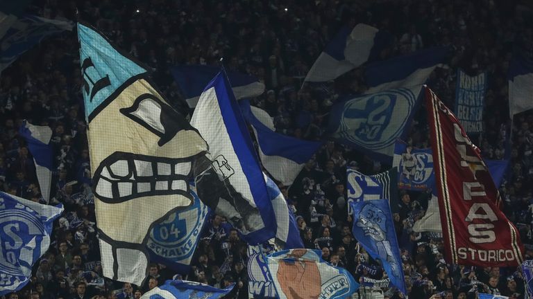 Beim Champions-League-Spiel Schalke gegen Manchester City kam es zu Auseinandersetzungen zwischen den Fans.
