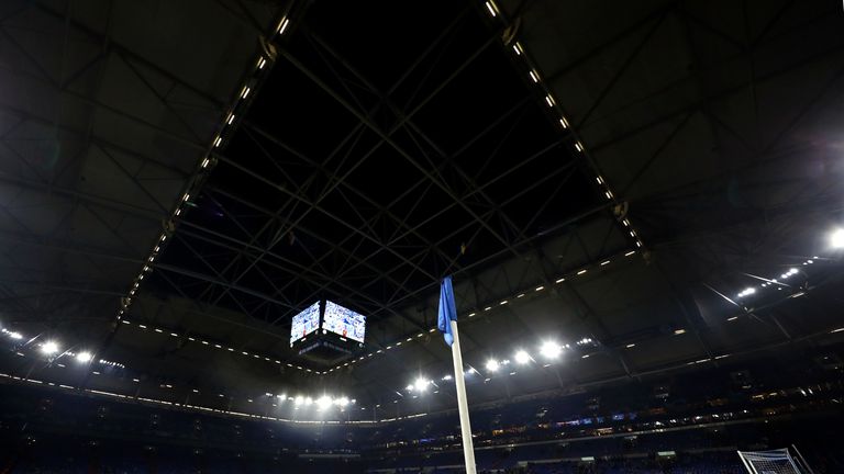 Ein Fan wurde am Rande des CL-Spiels zwischen Schalke und Manchester City ernsthaft verletzt.