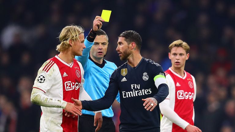 Sergio Ramos sieht absichtlich die Gelbe Karte.