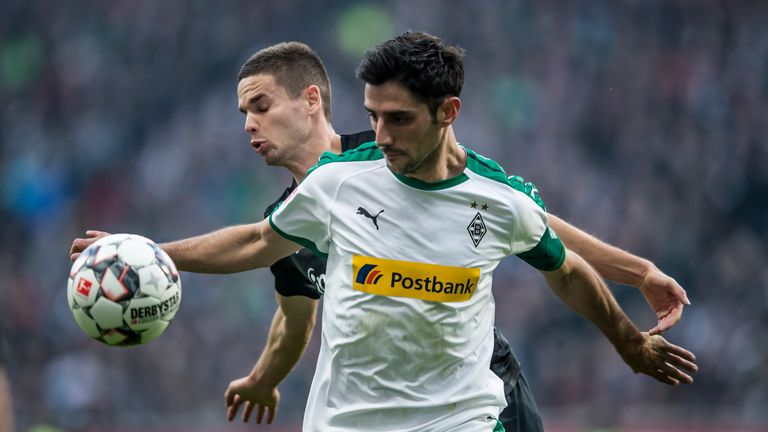 Lars Stindl (r.) kommt mit Borussia Mönchengladbach zu einem 1:1 bei Eintracht Frankfurt.