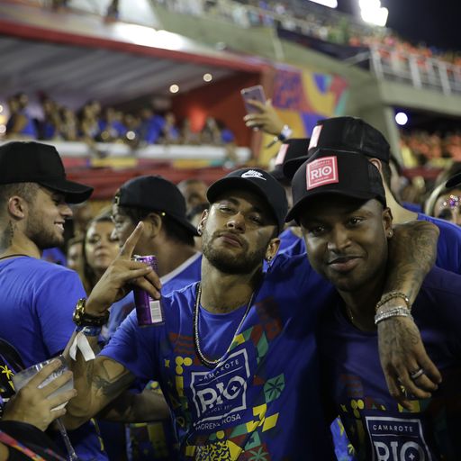 Trotz Verletzung: Neymar feiert Karneval im Sambodrom