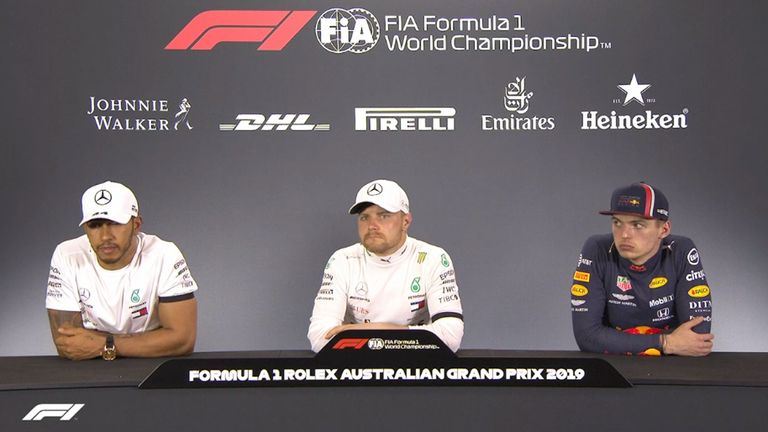 Valtteri Bottas, Lewis Hamilton und Max Verstappen sprechen auf der Pressekonferenz.