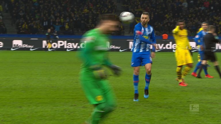 Vedad Ibisevic wirft BVB-Keeper Roman Bürki den Ball an den Kopf und sieht daraufhin Rot.