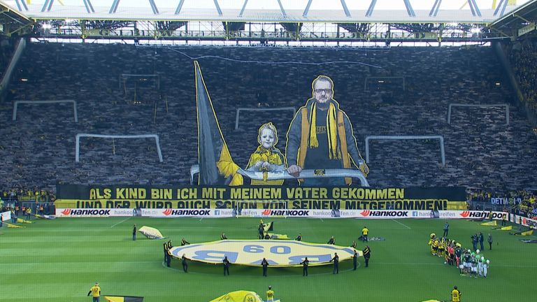 Die BVB-Fans versprühen vor dem Wolfsburg-Spiel Gänsehaut-Atmosphäre mit der Vater-Sohn-Choreo: ''Als Kind bin ich mit meinem Vater gekommen und der wurd auch schon von seinem mitgenommen.'' Diese Zeilen stammen aus der Vereinshymne ''Borussia''.