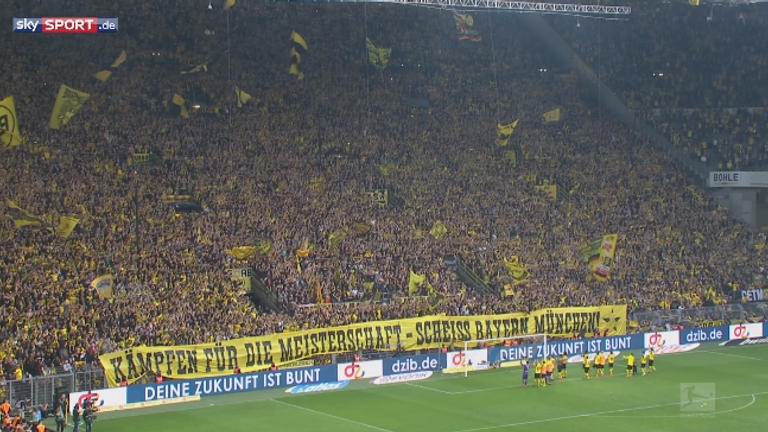 Die BVB-Fans präsentieren nach dem Sieg gegen Dortmund ein Plakat mit einer deutlichen Botschaft.