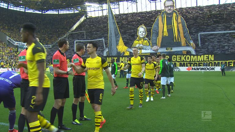 Von einer beeindruckenden Vater-Kind-Choreo werden die Spieler von Borussia Dortmund und dem VfL Wolfsburg auf den Platz begleitet. Hier im Bild: Shakehands mit dem Gegner und den Schiedsrichtern. 