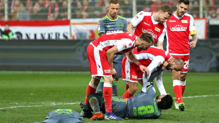 Der am Boden liegende Almog Cohen greift seinem Gegenspieler Akaki Gogia an den Hals und bekommt dafür Rot.