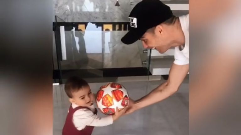 Ronaldo übergibt seiner kleinen Tochter den Spielball aus dem legendären Achtelfinal-Rückspiel gegen Atletico (Quelle: Insta/georginagio).