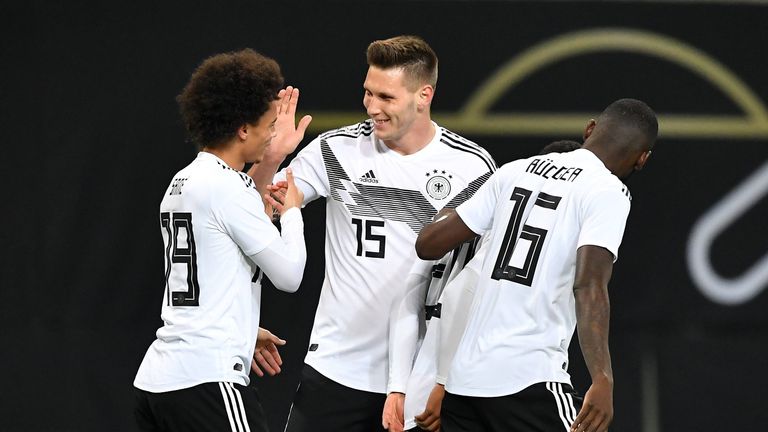 Niklas Süle (M.) vom FC Bayern München wird zukünftig in der Nationalmannschaft die Rolle des Abwehrchefs einnehmen. 