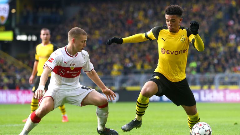 Borussia Dortmund vs. VfB Stuttgart: Jadon Sancho (r.) im Zweikampf mit Santiago Ascacibar.