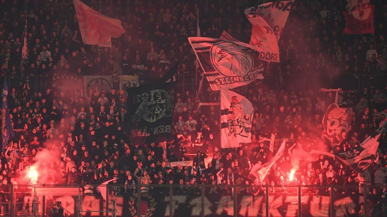 Die Anhänger von Eintracht Frankfurt zünden Pyrotechnik nach dem Treffer von Jovic.