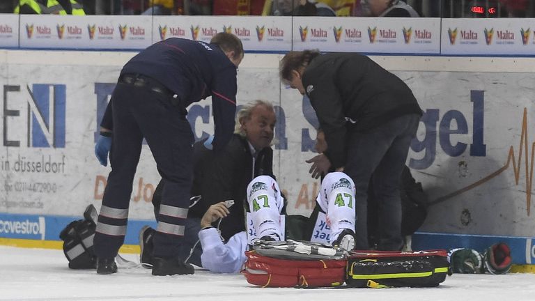 Augsburgs Christoph Ullmann geht es heute dank dem beherzten Eingreifen des DEG-Teamarztes wieder besser.