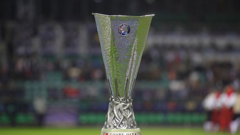 Um diesen Pokal geht es am 29. Mai in Baku.
