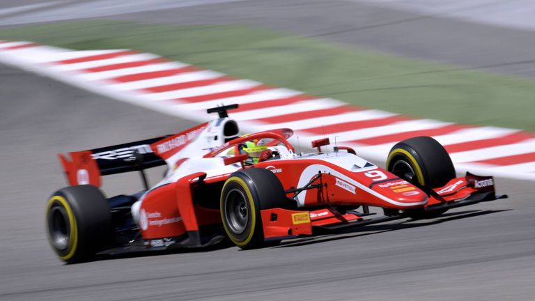 Mick Schumacher fährt beim Formel-2-Sprintrennen in Bahrain in die Punkte.