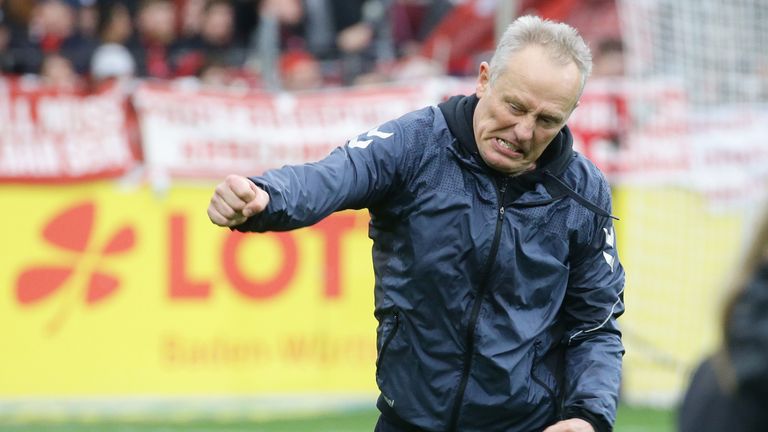 Geballte Fäuste: Freiburgs Trainer Christian Streich freut sich riesig über die drei Punkte. 