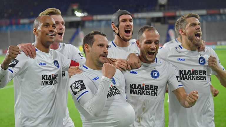 Die Spieler vom KSC feiern den Sieg gegen den KFC Uerdingen.