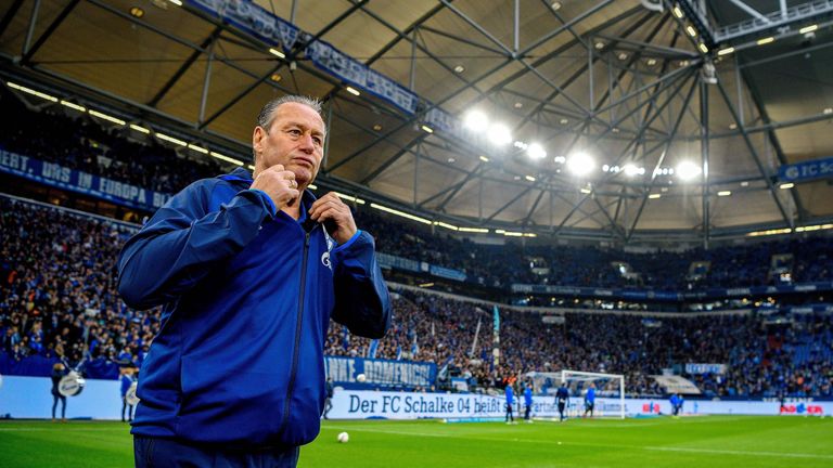 Schalke-Trainer Huub Stevens will im Spiel gegen Hannover 96 die Köpfe der Spieler freibekommen.