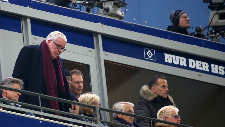 Investor Klaus-Miachel Kühne glaubt nicht an den direkten Aufstieg des Hamburger SV.