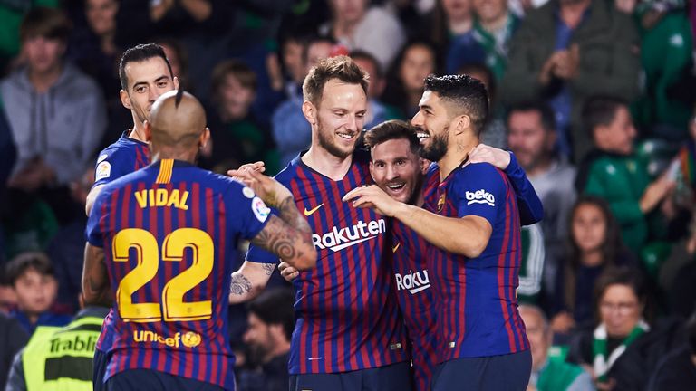 Lionel Messi wird nach seinem Hattrick gegen Real Betis von Mitspielern, Fans und Gegnern gefeiert.