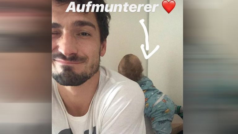 Mats Hummels hat seinen Aufmunterer für den heutigen Tag gefunden. (Bildquelle: Instagram Mats Hummels @aussenrist).