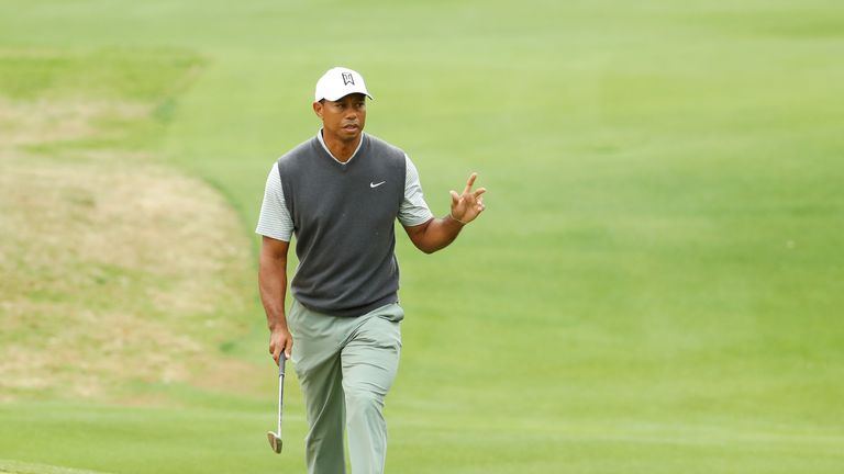 Tiger Woods besiegt Rory McIlroy und steht im Viertelfinale.