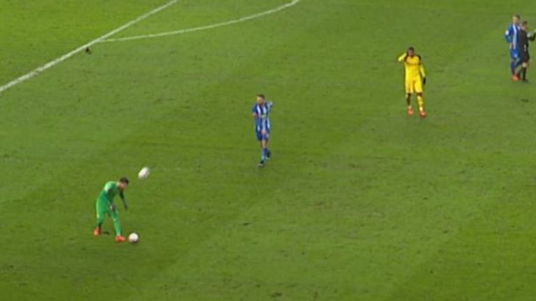 Der Hertha-Kapitän nimmt einen Ball und wirft ihn Richtung des Torhüters der Schwarz-Gelben...