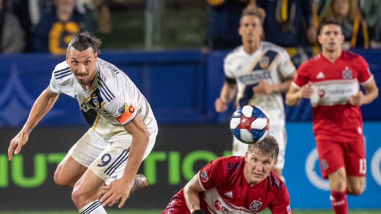 Zlatan Ibrahimovic schlägt mit den LA Galaxy Bastian Schweinsteiger und Chicago.