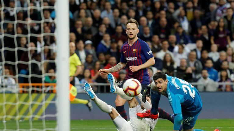 Ivan Rakitic entscheidet den Clasico mit seinem Treffer zum 1:0 zugunsten des FC Barcelona. 