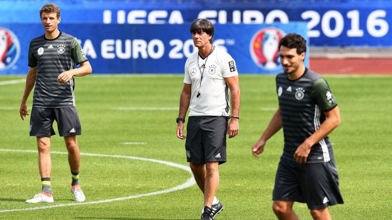 Bundestrainer Joachim Löw (M.) verzichtet in Zukunft auf die Bayern-Stars Thomas Müller (l.), Mats Hummels (r.) und Jerome Boateng.