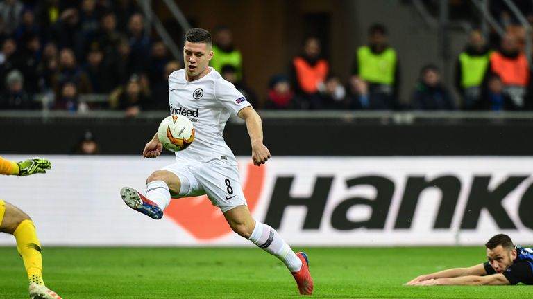 Jovic bringt Eintracht Frankfurt gegen Inter mit einem Lupfer früh in Front.