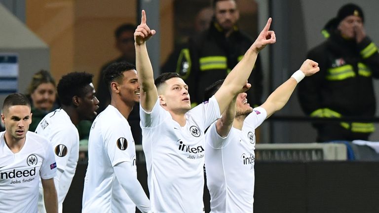 Jovic bringt die Eintracht gegen Inter früh mit einem Lupfer in Führung.