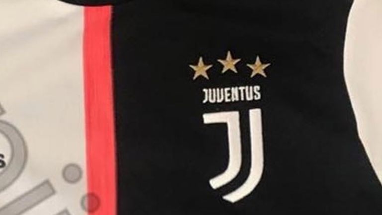 Das neue Trikot von Juventus überrascht mit einem pinken Streifen (Quelle: footyheadlines.com) 