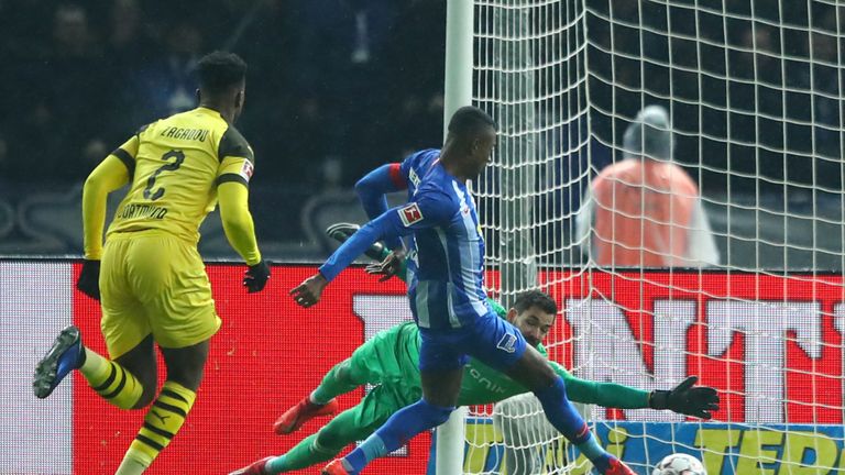 Kalou nutzt den Fehler von Bürki und bringt die Hertha früh in Führung.