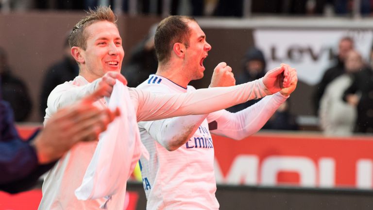 Pierre-Michel-Lasogga (r.) bejubelt zusammen mit Lewis Holtby den Derbysieg des HSV gegen St. Pauli. 