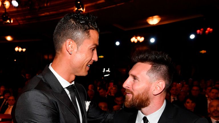 Lionel Messi (r.) vermisst die Duelle mit Cristiano Ronaldo. 