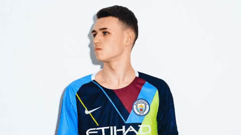 Das limitierte Sondertrikot von Manchester City setzt sich aus alten Jerseys der vergangenen Jahre zusammen. Für viele fans ist das skurrile Shirt ein totaler Fehlgriff. (Quelle: Twitter: @ManCity).