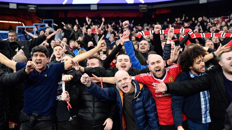 Die Fans von Manchester United reisen im Viertelfinal-Rückspiel der Champions League ins Camp Nou nach Barcelona.