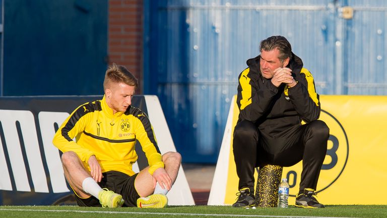 Sportdirektor Michael Zorc (r.) ist davon überzeugt, dass BVB-Kapitän Marco Reis (l.) seine Karriere bei Borussia Dortmund beenden wird. 