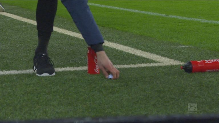 Fürths Co-Trainer Andre Mijatovic schnappt sich den Zettel.