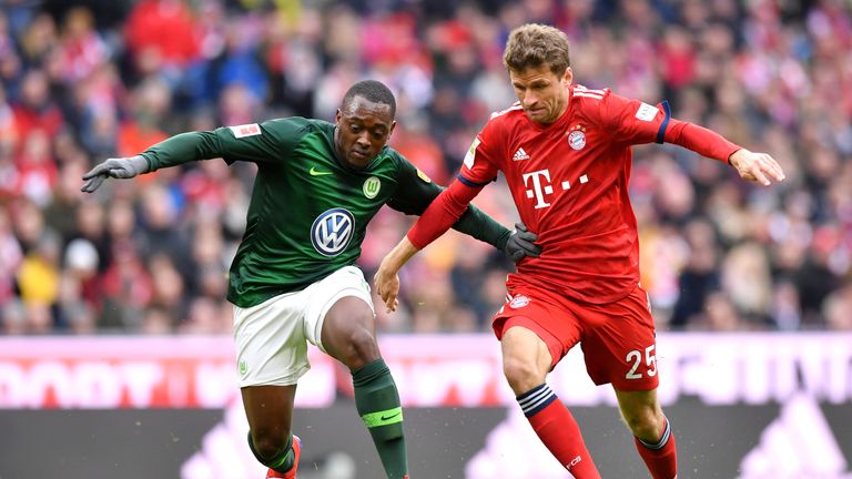 FC Bayern vs. VfL Wolfsburg: Thomas Müller (r.) im Zweikampf mit Jerome Roussillon.