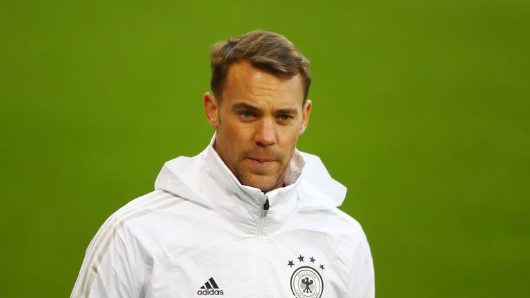 Kapitän Manuel Neuer verhandelt mit DFB-Generalsekretär Friedrich Curtius über die Titelprämien für die EM  2020.