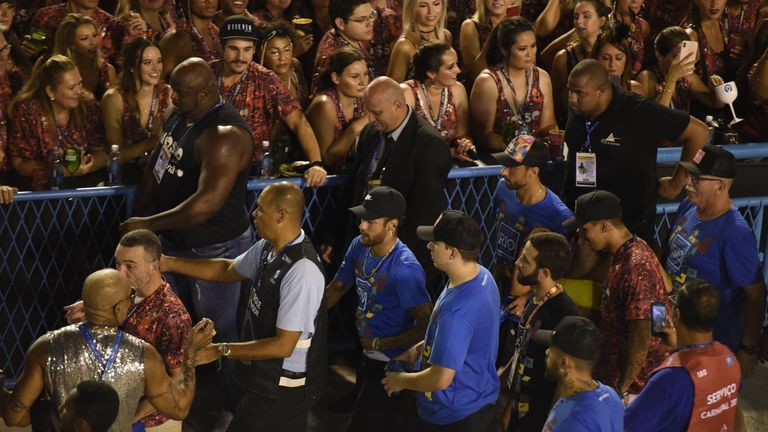 Neymar feiert Karneval in Brasilien, während sich seine PSG-Teamkollegen auf Manchester United vorbereiten.