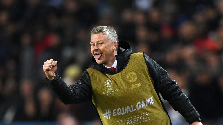 Ole Gunnar Solskjaer muss während des Spiels zwischen Manchester United und Paris ein Spielerleibchen tragen.