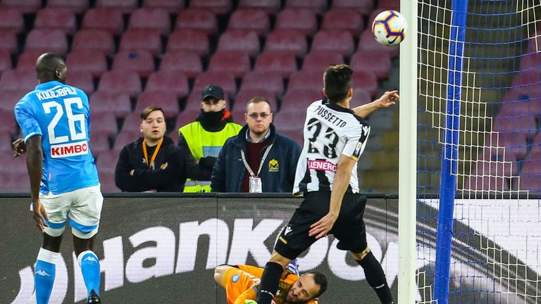 Bei dieser Szene verletzte sich Neapel-Keeper Ospina am Kopf.