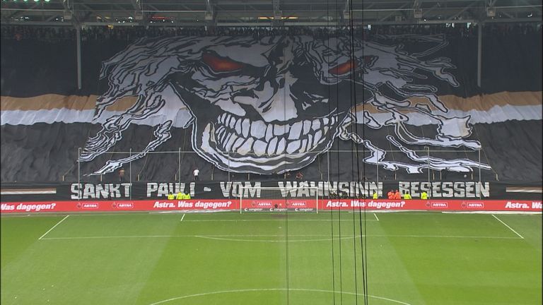 Super Stimmung aufm Kiez: ''Sankt Pauli - vom Wahnsinn besessen!" Die Fans von St. Pauli wollen mit einer gigantischen Totenkopf-Choreo ihre Mannschaft zum Derbysieg gegen den HSV peitschen. 
