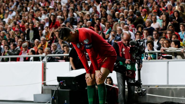 Cristiano Ronaldo zeigt sich nach seinem abgebrochenen Sprint angeschlagen.