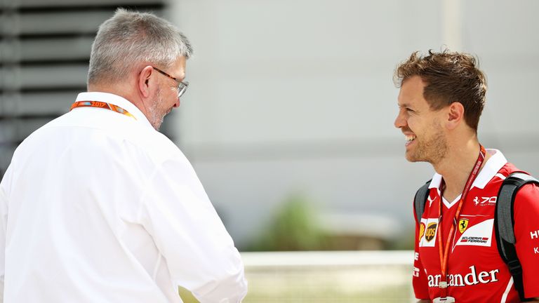 Formel-1-Sportchef Ross Brawn im Gespräch mit Sebastian Vettel.