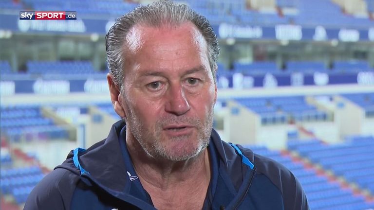 Huub Stevens spricht im exklusiven Interview mit Sky Sport über die Situation auf Schalke.
