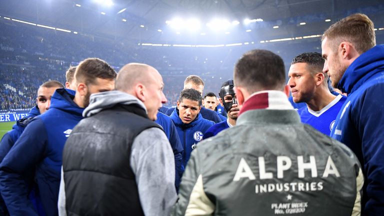 Ultras von Schalke 04 diskutieren mit Spielern wie Ralf Fährmann (r.), Jeffrey Bruma (2.v.r.) oder Amine Harit (M.).