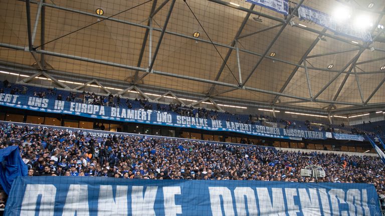 Die Fans des FC Schalke 04 bedanken sich bei Trainer Domenico Tedesco.